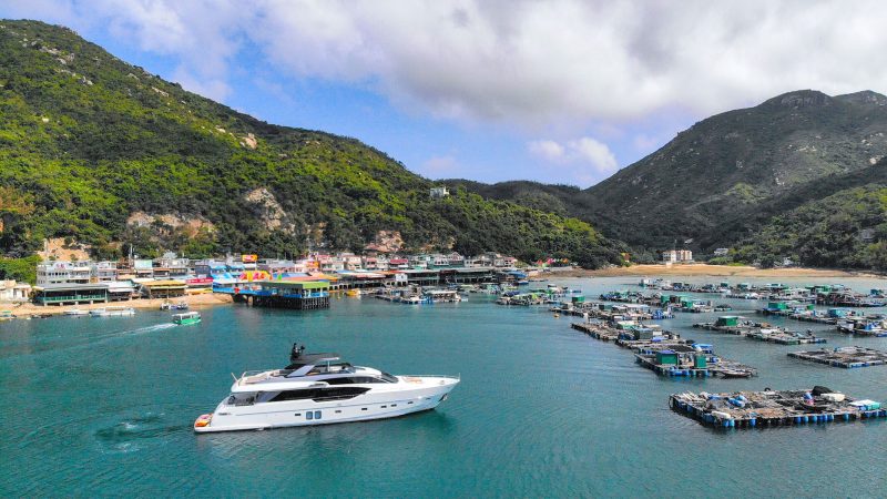 Sanlorenzo SL86 in Lamma Island