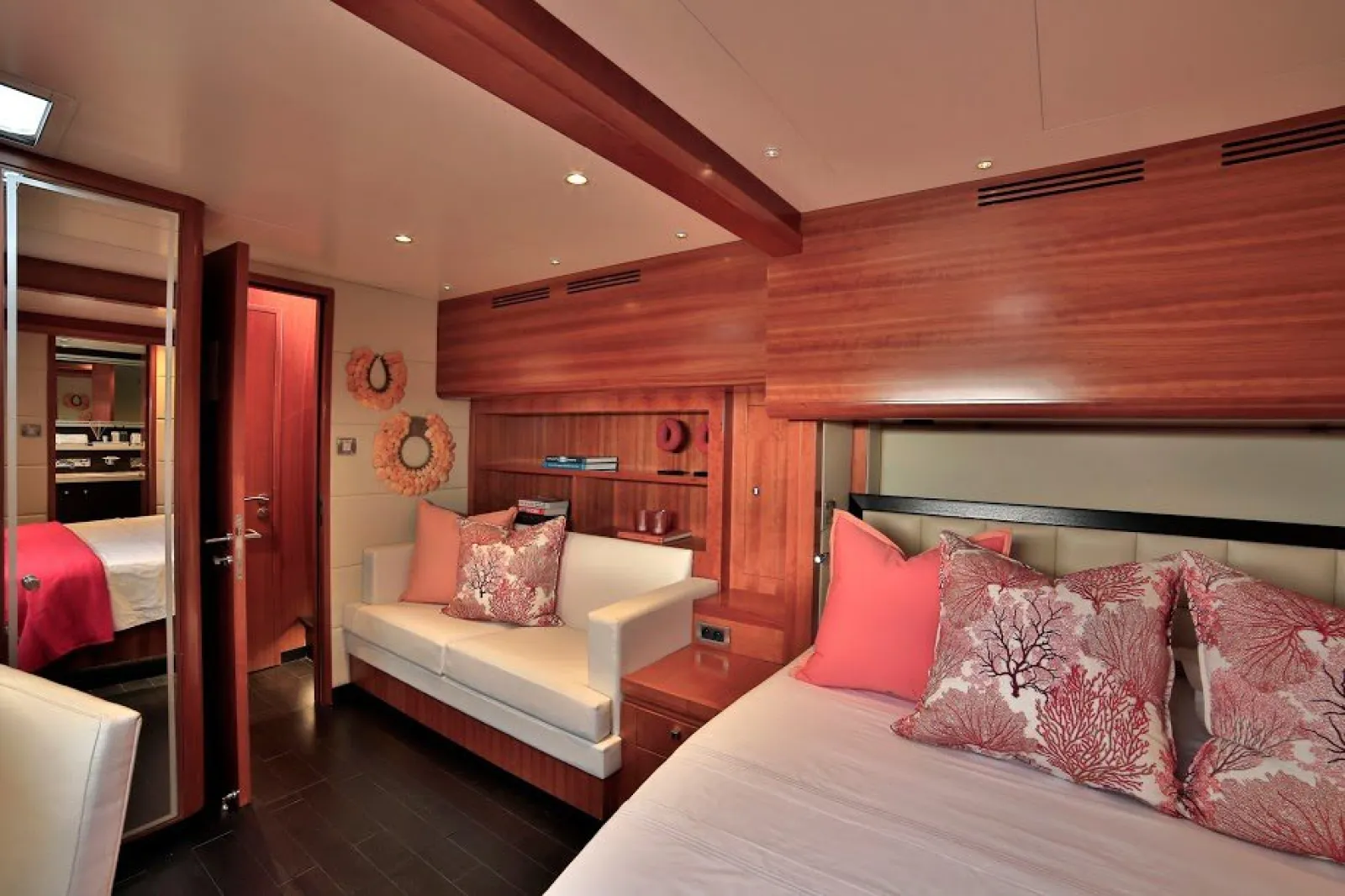 46m Mutiara Laut offers special promotion on December Raja Ampat charters