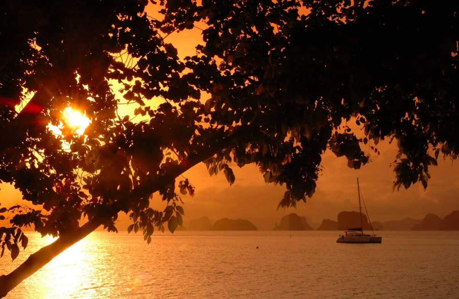What weather can I expect on a sailing holiday in Malaysia?