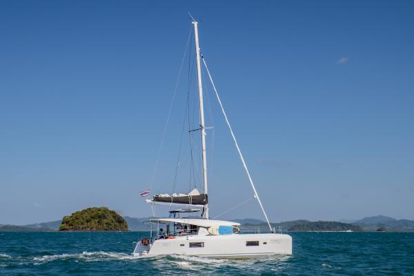 Lagoon 42 Cloud Dancer photo 2
