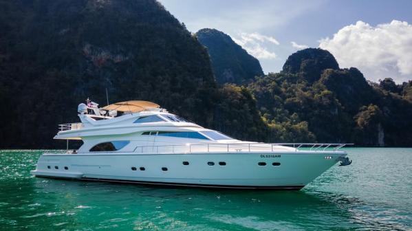 Ferretti 80 photo 2