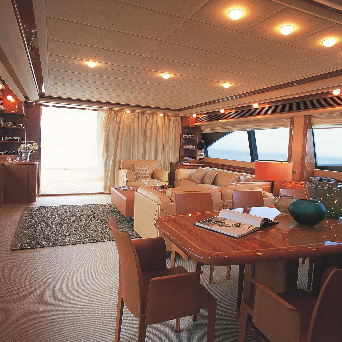 Ferretti 881