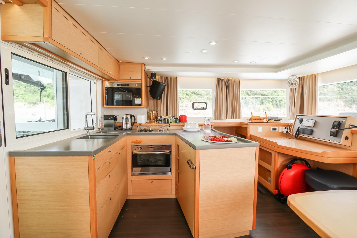 Lagoon 450 Yue Thai