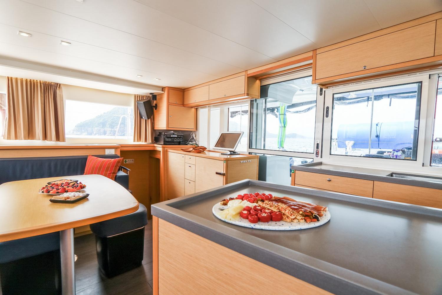 Lagoon 450 Yue Thai