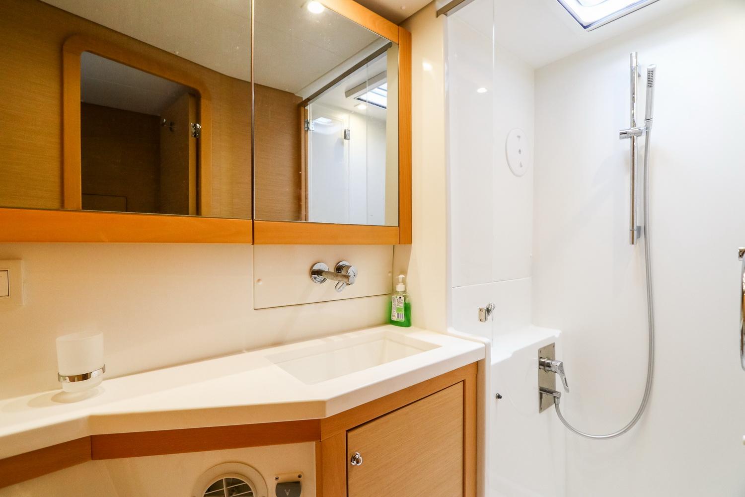 Lagoon 450 Yue Thai