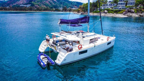 Lagoon 450F photo 4