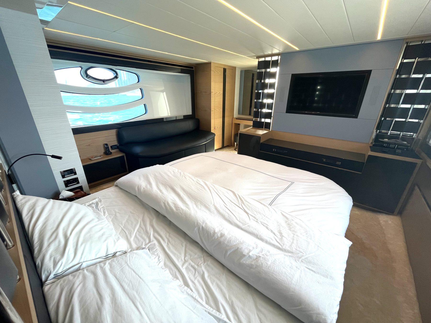 Pershing 70